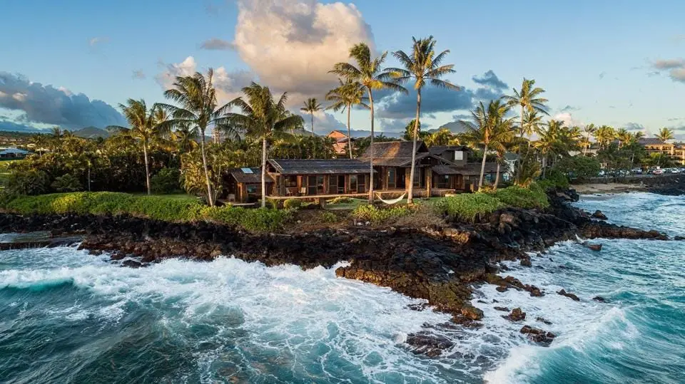 Oceanfront home in Hawaii, illustrating the opportunity to invest in wholesale real estate in Hawaii for beginners.